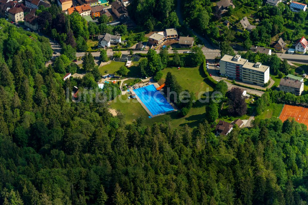 Luftaufnahme Triberg im Schwarzwald - Schwimmbecken des Freibades in Triberg im Schwarzwald im Bundesland Baden-Württemberg, Deutschland