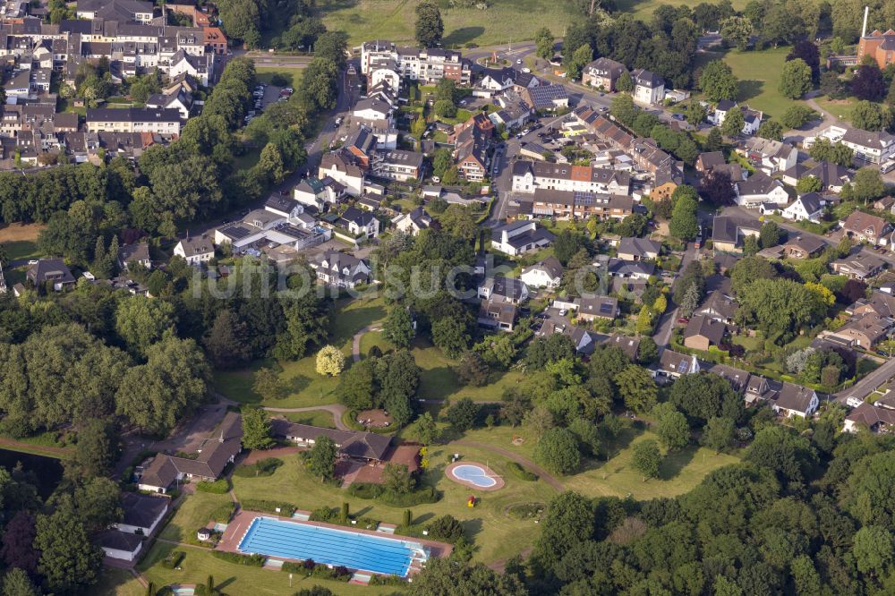 Rheinberg aus der Vogelperspektive: Schwimmbecken des Freibades Underberg-Freibad in Rheinberg im Bundesland Nordrhein-Westfalen, Deutschland