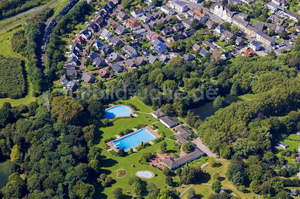 Luftbild Rheinberg - Schwimmbecken des Freibades Underberg-Freibad in Rheinberg im Bundesland Nordrhein-Westfalen, Deutschland