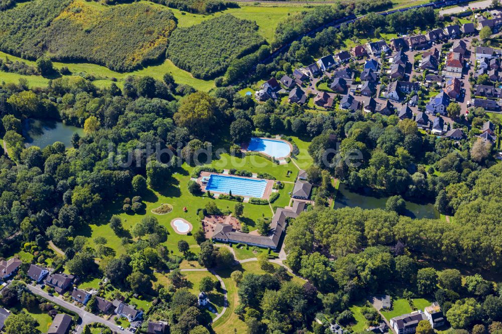 Luftaufnahme Rheinberg - Schwimmbecken des Freibades Underberg-Freibad in Rheinberg im Bundesland Nordrhein-Westfalen, Deutschland