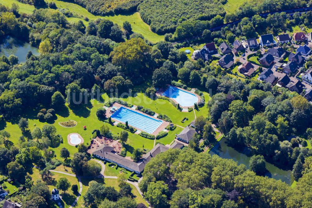 Rheinberg von oben - Schwimmbecken des Freibades Underberg-Freibad in Rheinberg im Bundesland Nordrhein-Westfalen, Deutschland