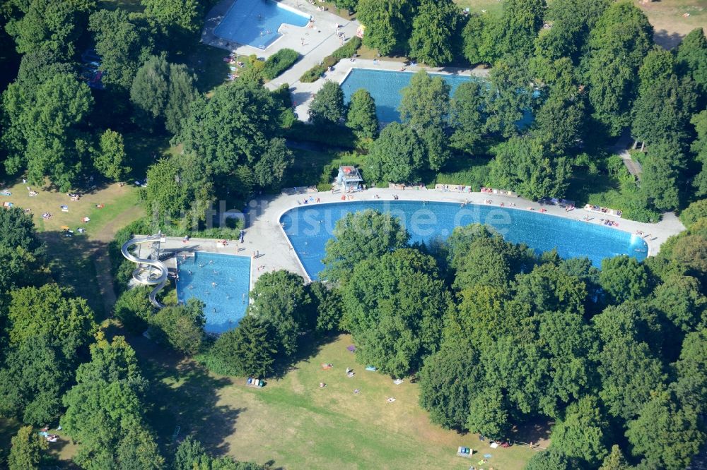 München von oben - Schwimmbecken des Freibades Ungererbad in München im Bundesland Bayern