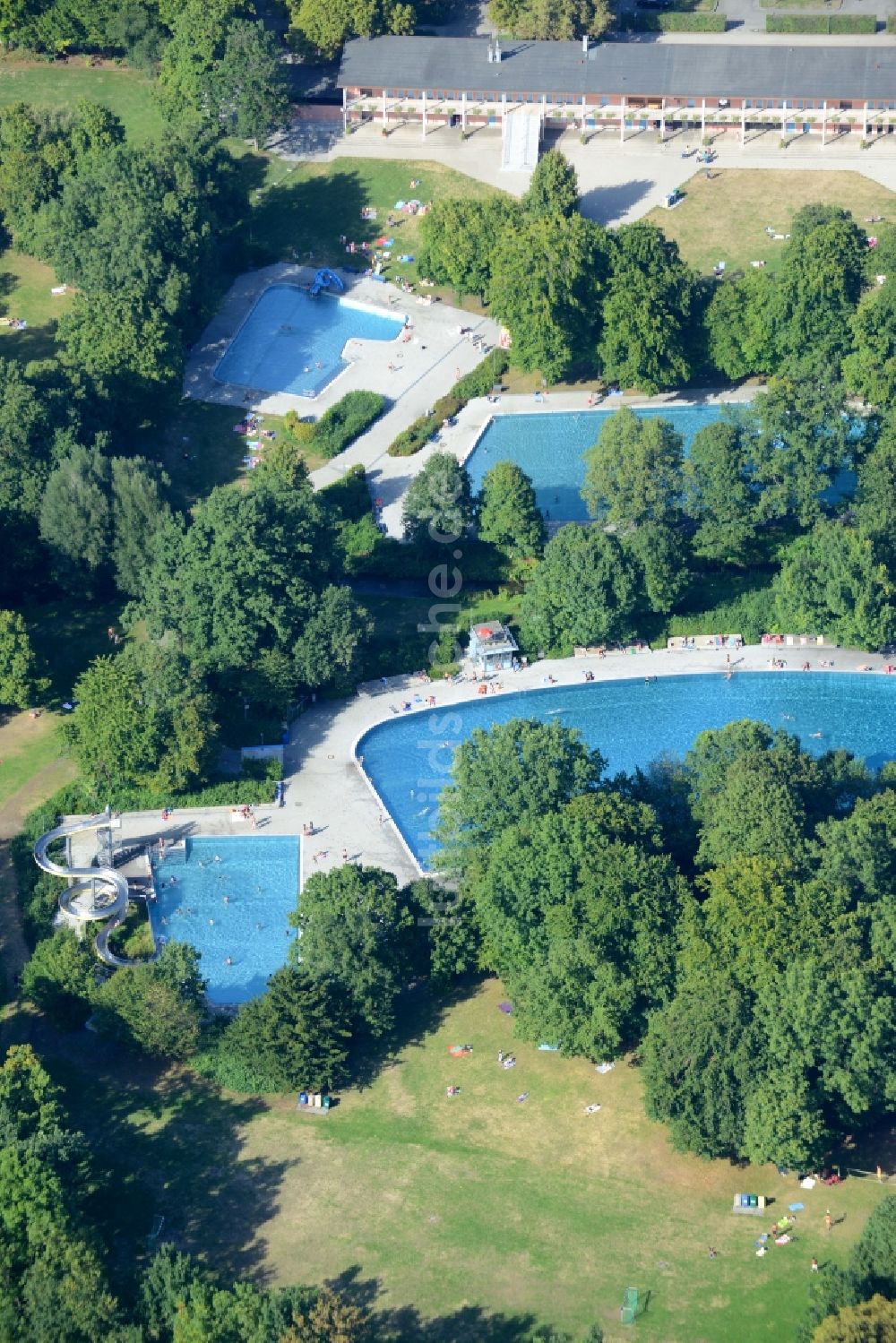 München aus der Vogelperspektive: Schwimmbecken des Freibades Ungererbad in München im Bundesland Bayern