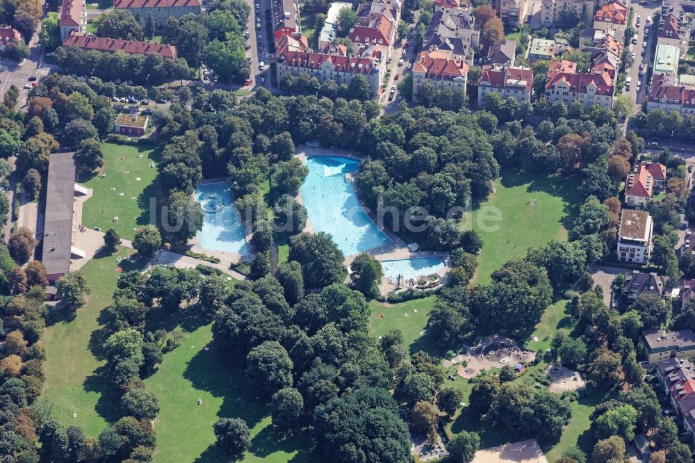 München von oben - Schwimmbecken des Freibades Ungererbad in München im Bundesland Bayern