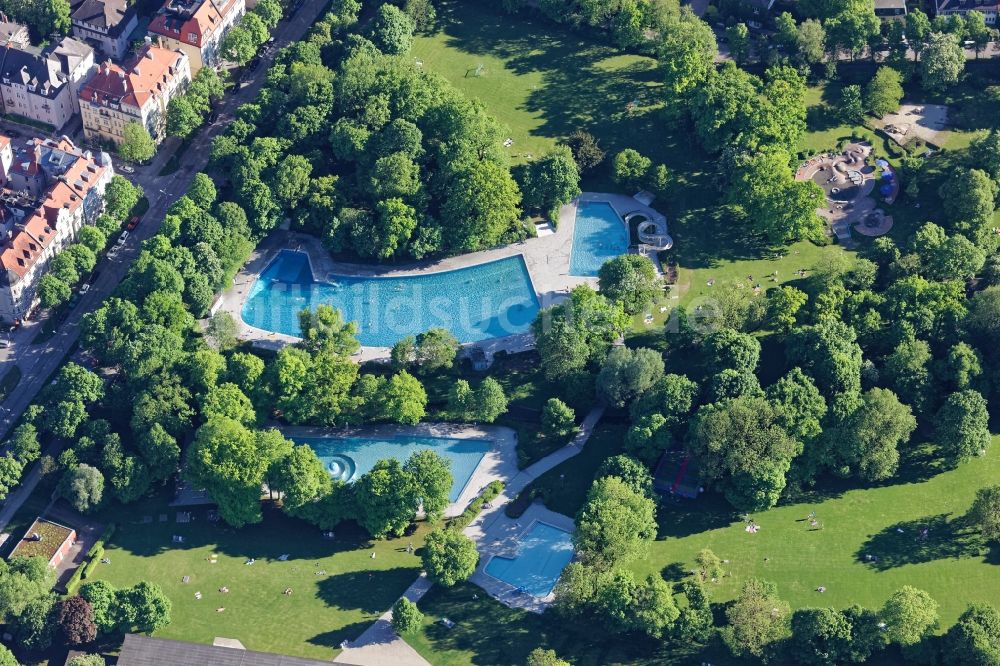 München von oben - Schwimmbecken des Freibades Ungererbad in München im Bundesland Bayern