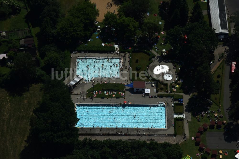 Luftbild Grabow - Schwimmbecken des Freibades Waldbad Grabow Goethestraße in Grabow im Bundesland Mecklenburg-Vorpommern