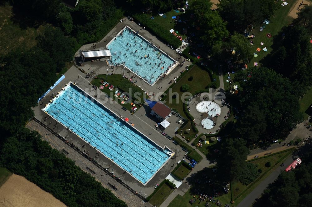 Luftaufnahme Grabow - Schwimmbecken des Freibades Waldbad Grabow Goethestraße in Grabow im Bundesland Mecklenburg-Vorpommern