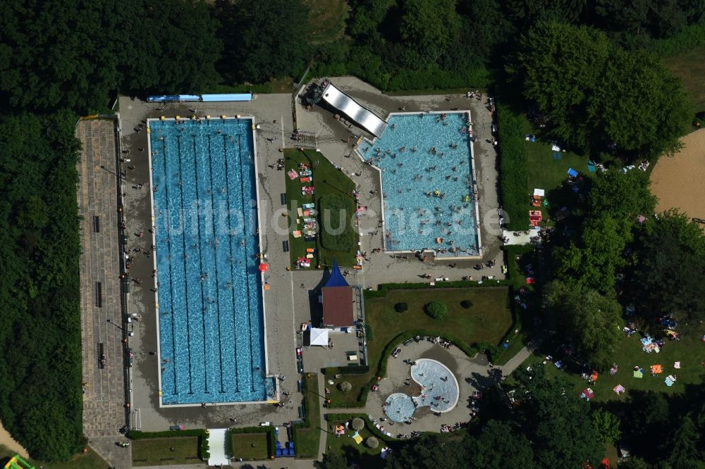 Grabow von oben - Schwimmbecken des Freibades Waldbad Grabow Goethestraße in Grabow im Bundesland Mecklenburg-Vorpommern