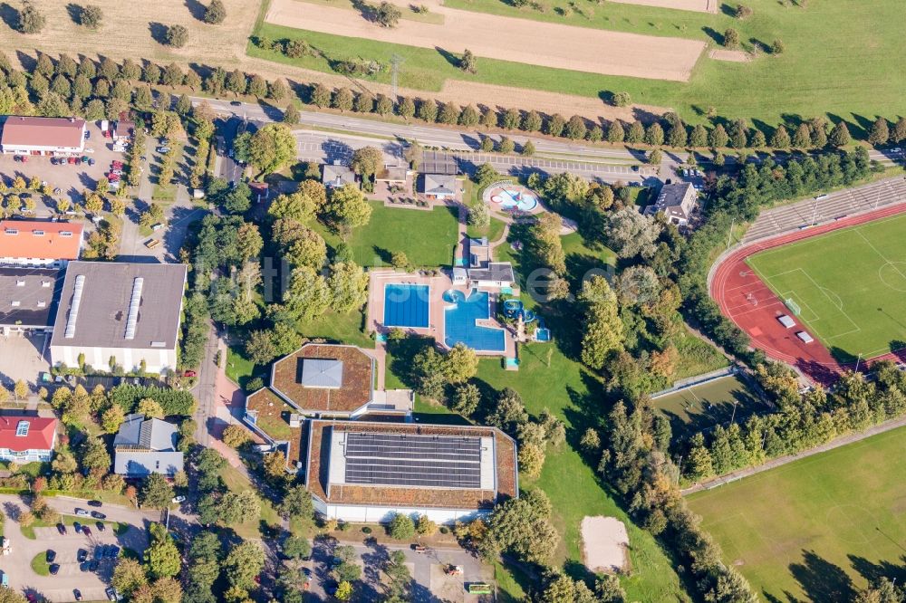 Waldbronn aus der Vogelperspektive: Schwimmbecken des Freibades Waldbronn und Halle des EisTreff Waldbronn in Waldbronn im Bundesland Baden-Württemberg, Deutschland