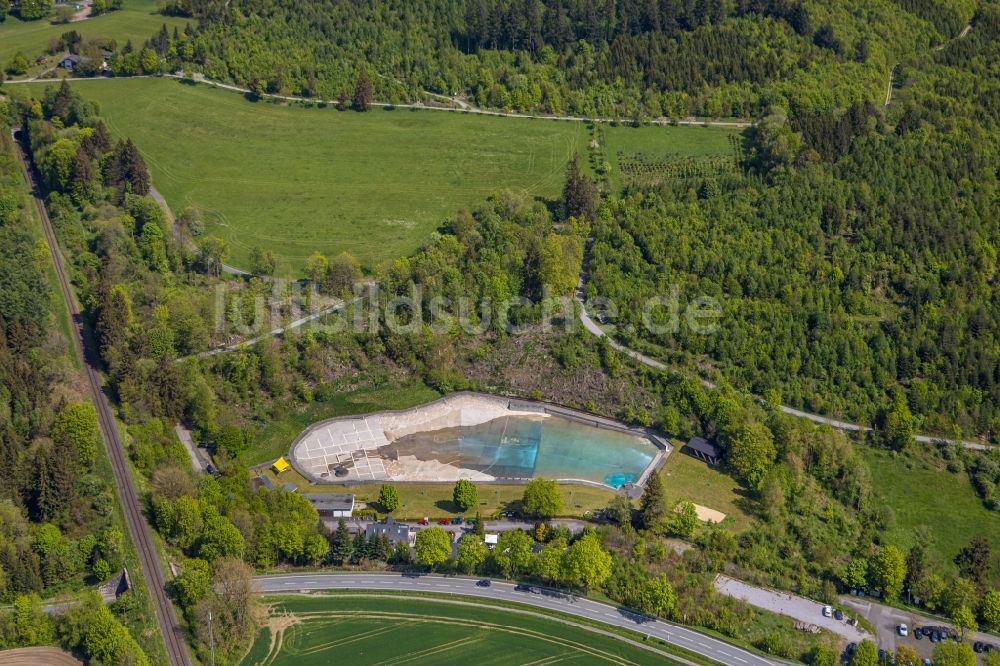 Luftaufnahme Gudenhagen - Schwimmbecken des Freibades Waldfreibad in Gudenhagen im Bundesland Nordrhein-Westfalen, Deutschland