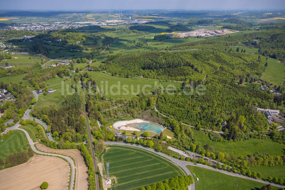 Gudenhagen von oben - Schwimmbecken des Freibades Waldfreibad in Gudenhagen im Bundesland Nordrhein-Westfalen, Deutschland
