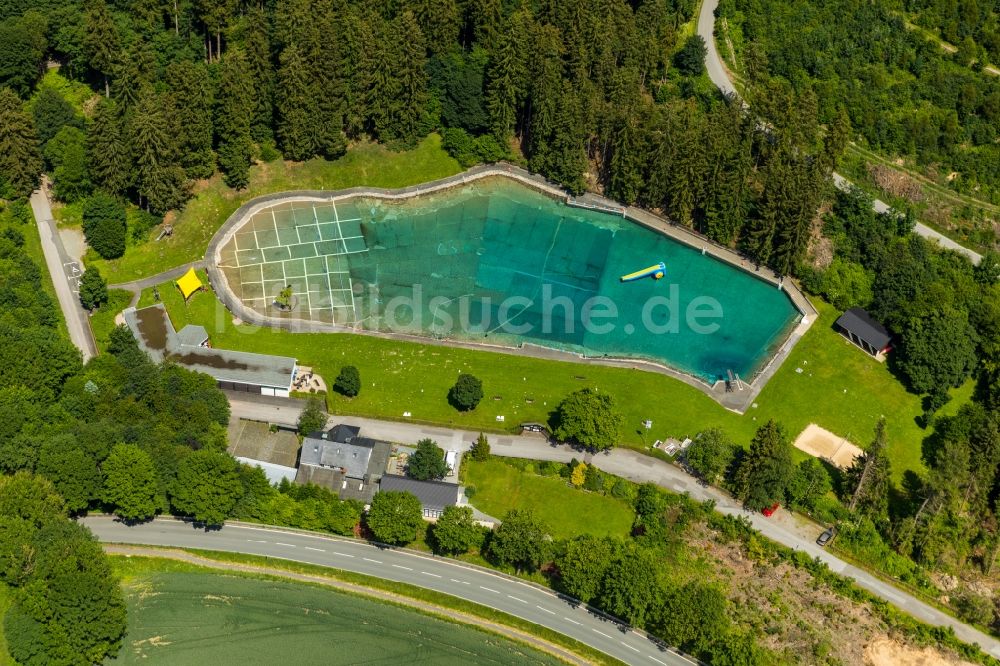 Brilon von oben - Schwimmbecken des Freibades Waldfreibad Gudenhagen im Ortsteil Gudenhagen in Brilon im Bundesland Nordrhein-Westfalen, Deutschland