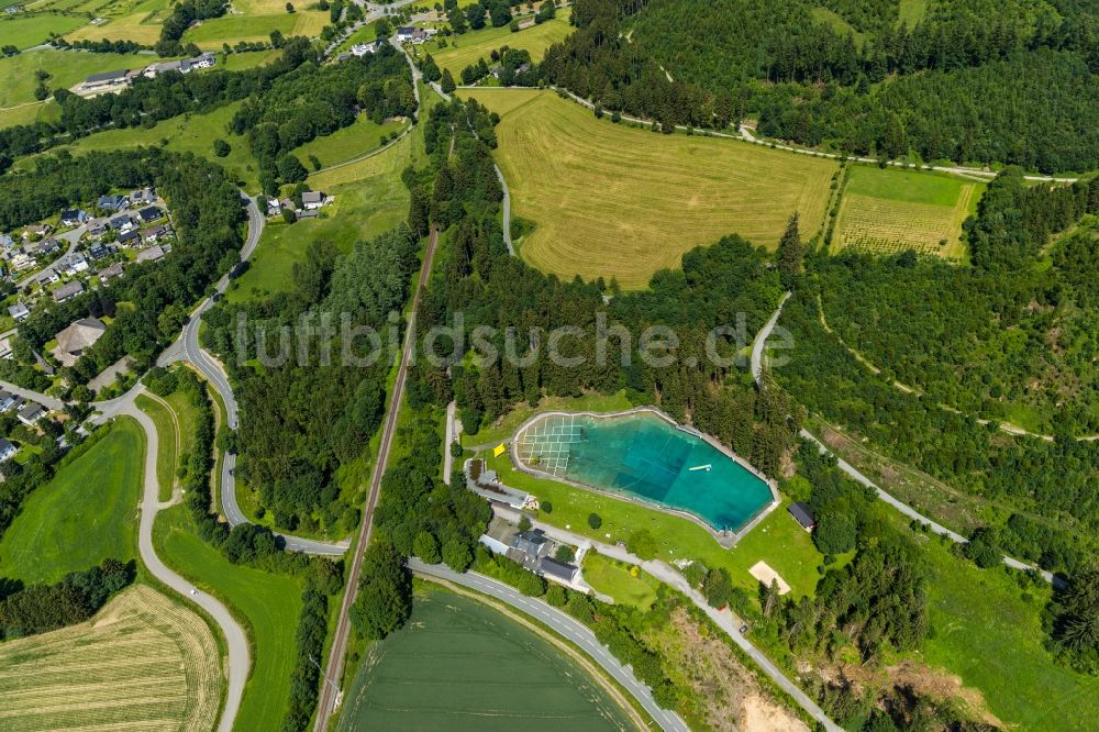 Brilon aus der Vogelperspektive: Schwimmbecken des Freibades Waldfreibad Gudenhagen im Ortsteil Gudenhagen in Brilon im Bundesland Nordrhein-Westfalen, Deutschland