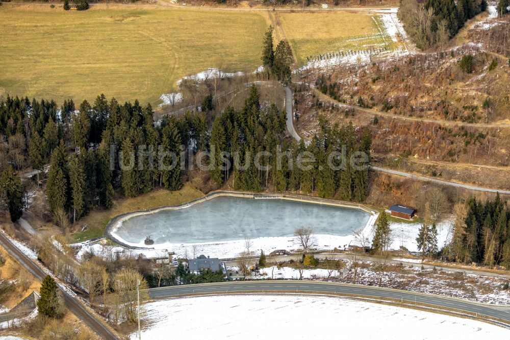 Brilon aus der Vogelperspektive: Schwimmbecken des Freibades Waldfreibad Gudenhagen im Ortsteil Gudenhagen in Brilon im Bundesland Nordrhein-Westfalen, Deutschland