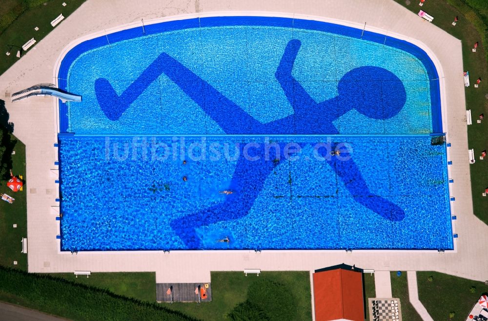 Luftaufnahme Waldshut-Tiengen - Schwimmbecken des Freibades in Waldshut-Tiengen im Bundesland Baden-Württemberg, Deutschland