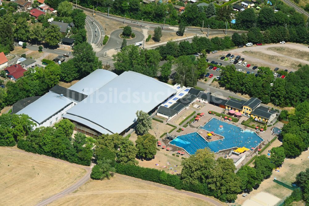 Waltershausen von oben - Schwimmbecken des Freibades in Waltershausen im Bundesland Thüringen, Deutschland