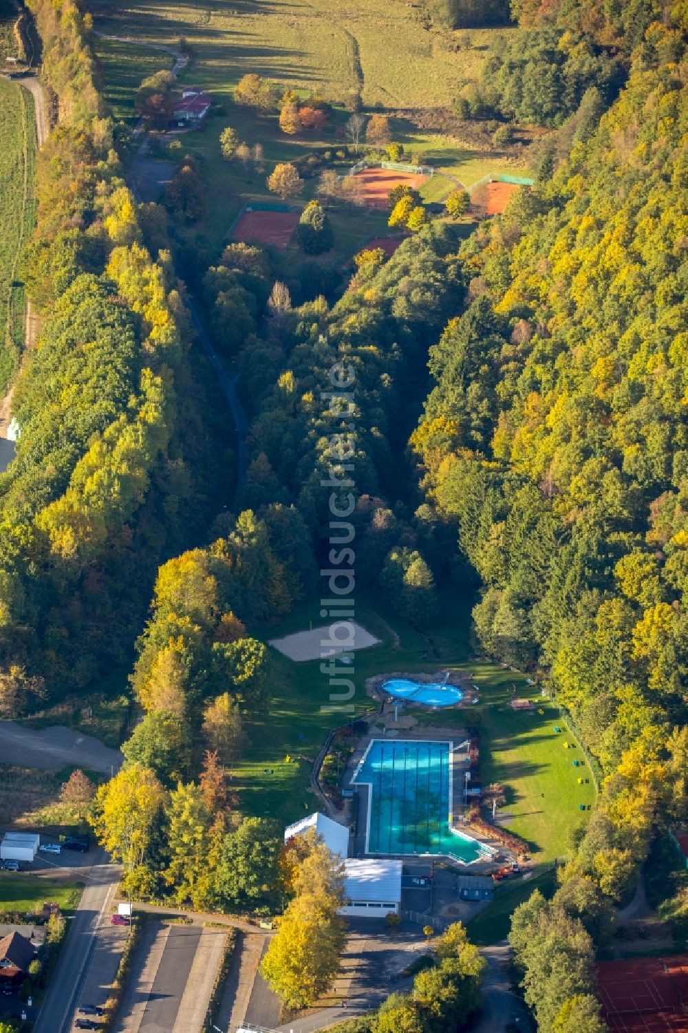 Freudenberg aus der Vogelperspektive: Schwimmbecken des Freibades Warmwasserfreibad in Freudenberg im Bundesland Nordrhein-Westfalen