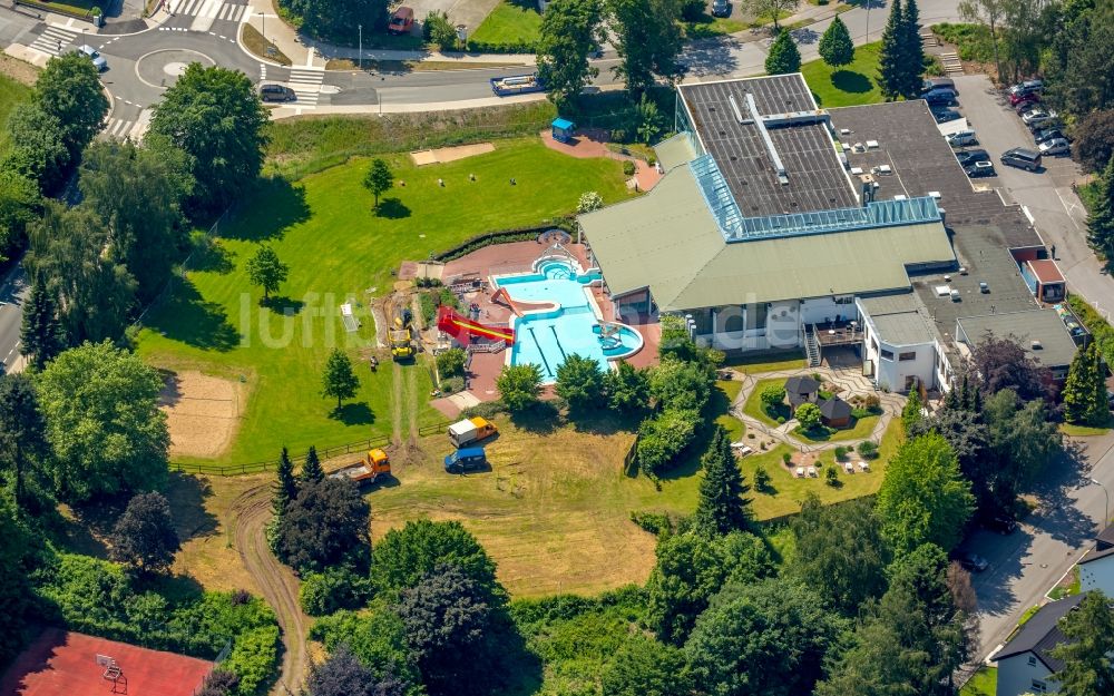 Luftaufnahme Warstein - Schwimmbecken des Freibades in Warstein im Bundesland Nordrhein-Westfalen