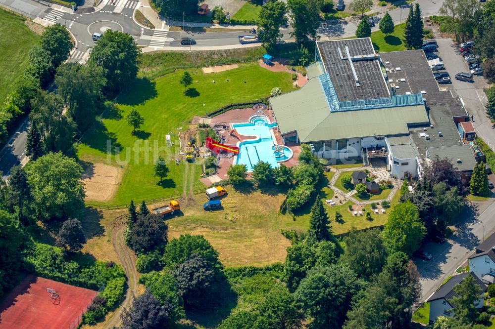 Warstein aus der Vogelperspektive: Schwimmbecken des Freibades in Warstein im Bundesland Nordrhein-Westfalen