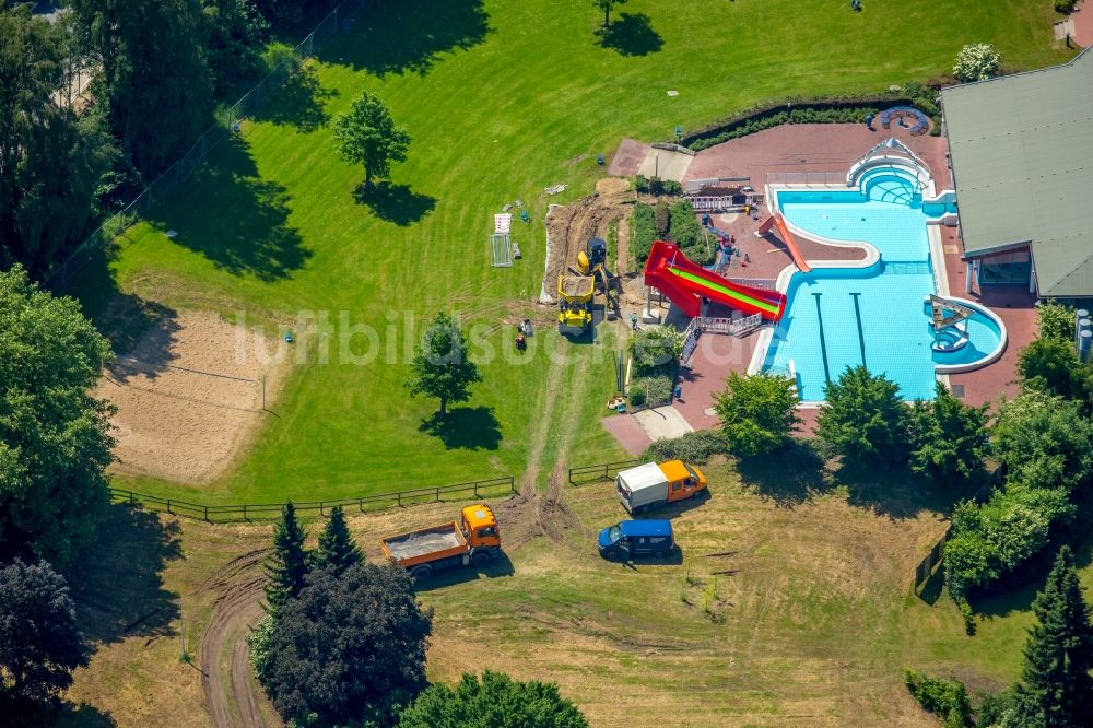 Luftbild Warstein - Schwimmbecken des Freibades in Warstein im Bundesland Nordrhein-Westfalen