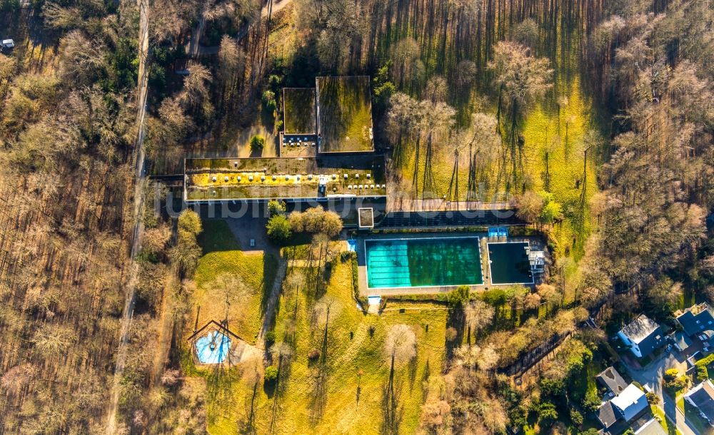 Bochum von oben - Schwimmbecken des Freibades WasserWelten Bochum - Hallenfreibad Linden am Brannenweg im Ortsteil Linden in Bochum im Bundesland Nordrhein-Westfalen, Deutschland