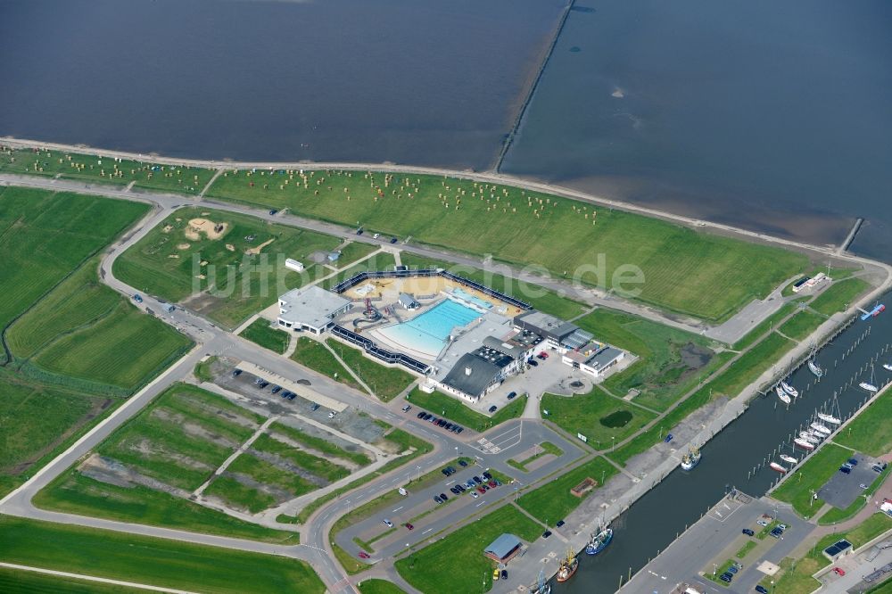 Luftbild Wurster Nordseeküste - Schwimmbecken des Freibades Watt'n Bad im Ortsteil Dorum Neufeld in Wurster Nordseeküste im Bundesland Niedersachsen