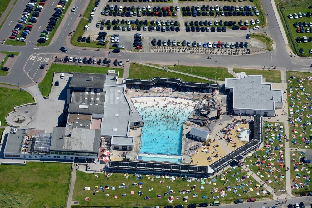 Wurster Nordseeküste von oben - Schwimmbecken des Freibades Watt'n Bad im Ortsteil Dorum Neufeld in Wurster Nordseeküste im Bundesland Niedersachsen