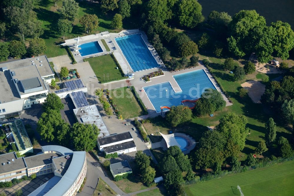 Aschaffenburg von oben - Schwimmbecken der Freizeitwelt in Aschaffenburg im Bundesland Bayern