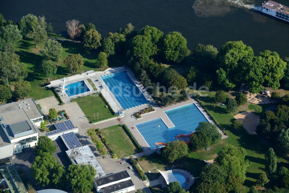 Aschaffenburg aus der Vogelperspektive: Schwimmbecken der Freizeitwelt in Aschaffenburg im Bundesland Bayern