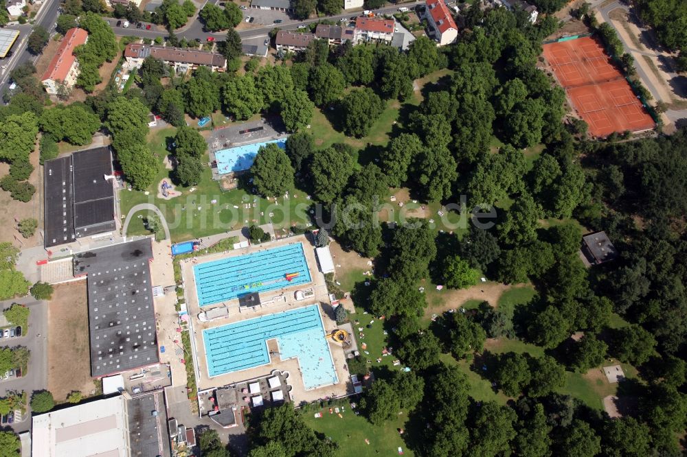 Mainz von oben - Schwimmbecken des Hallenbades und Freibades Mombach in Mainz im Bundesland Rheinland-Pfalz