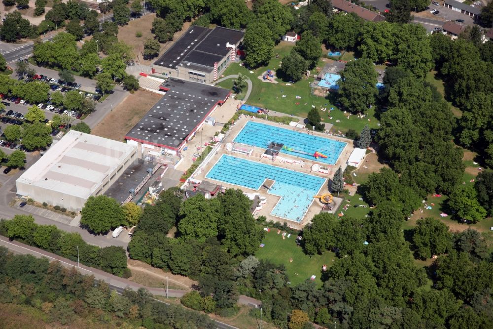 Luftaufnahme Mainz - Schwimmbecken des Hallenbades und Freibades Mombach in Mainz im Bundesland Rheinland-Pfalz