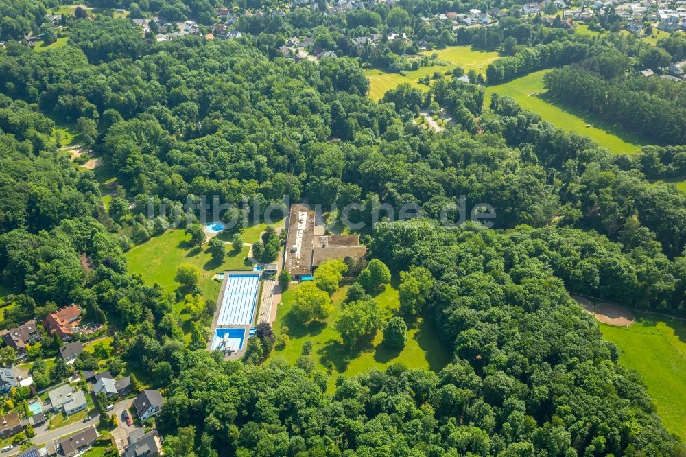 Luftbild Bochum - Schwimmbecken des Hallenfreibades Höntrop im Ortsteil Wattenscheid in Bochum im Bundesland Nordrhein-Westfalen, Deutschland