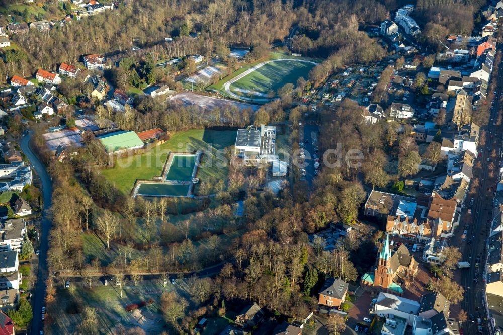 Luftbild Bochum - Schwimmbecken des Hallenfreibades Linden im Ortsteil Linden in Bochum im Bundesland Nordrhein-Westfalen