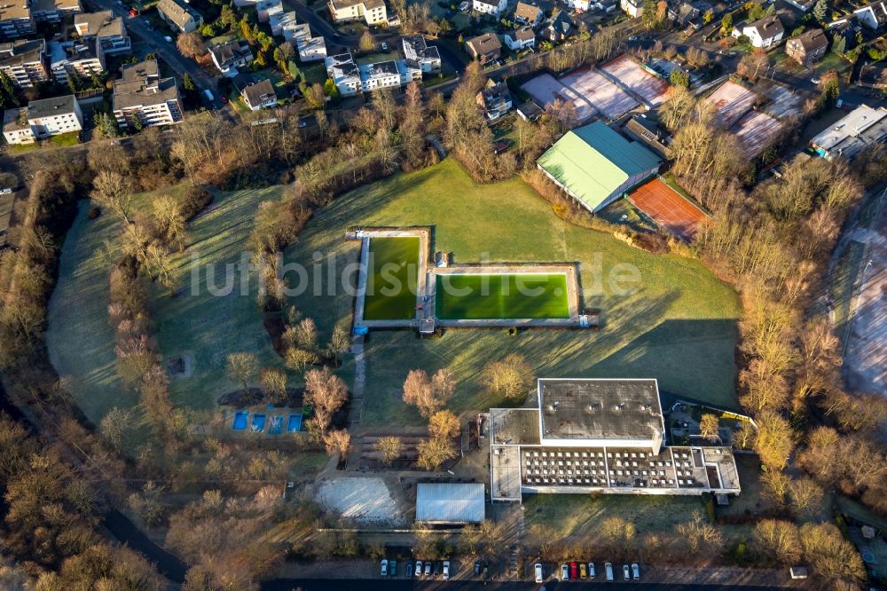 Luftaufnahme Bochum - Schwimmbecken des Hallenfreibades Linden im Ortsteil Linden in Bochum im Bundesland Nordrhein-Westfalen