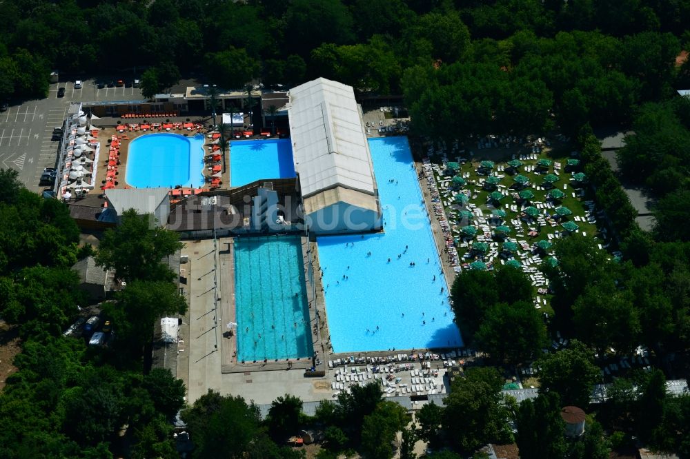 Luftbild Bukarest - Schwimmbecken und Liegewiesen im Freibad - Schwimmbad Strandul Tineretului in Bukarest in Rumänien