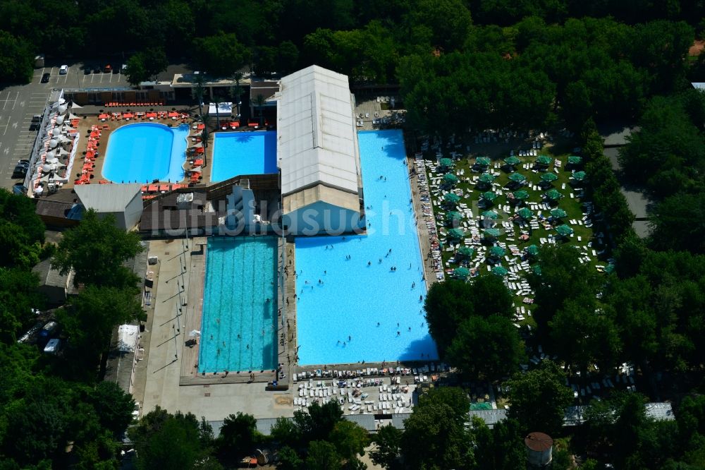 Luftaufnahme Bukarest - Schwimmbecken und Liegewiesen im Freibad - Schwimmbad Strandul Tineretului in Bukarest in Rumänien