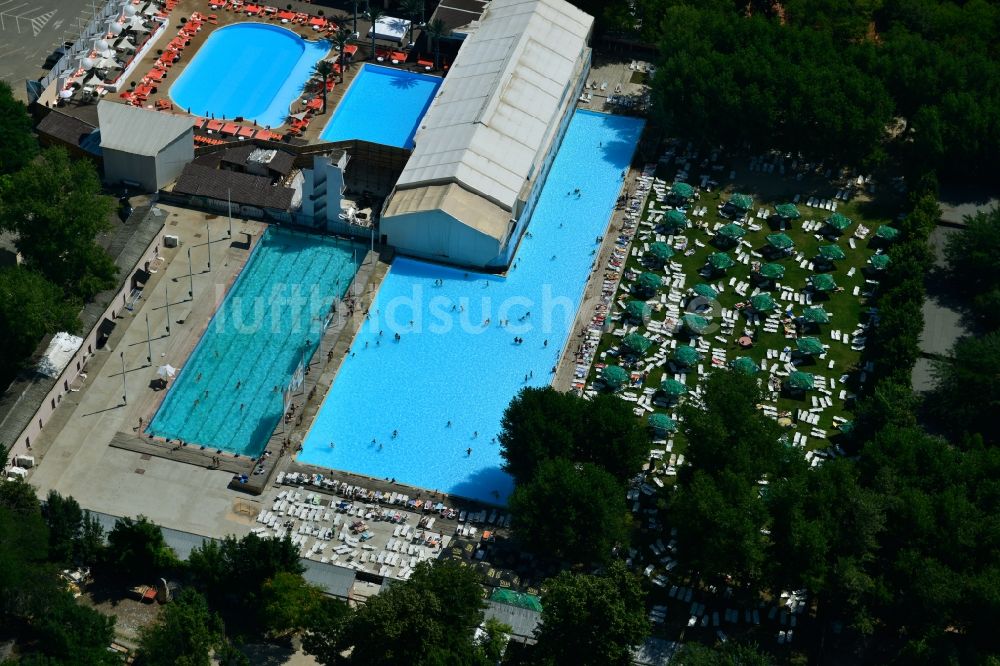 Bukarest von oben - Schwimmbecken und Liegewiesen im Freibad - Schwimmbad Strandul Tineretului in Bukarest in Rumänien