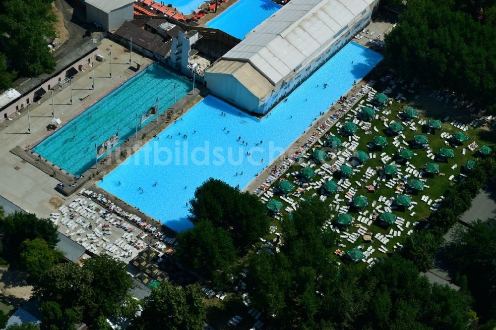 Bukarest aus der Vogelperspektive: Schwimmbecken und Liegewiesen im Freibad - Schwimmbad Strandul Tineretului in Bukarest in Rumänien