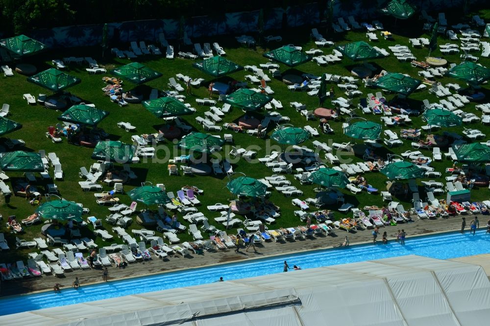 Luftaufnahme Bukarest - Schwimmbecken und Liegewiesen im Freibad - Schwimmbad Strandul Tineretului in Bukarest in Rumänien