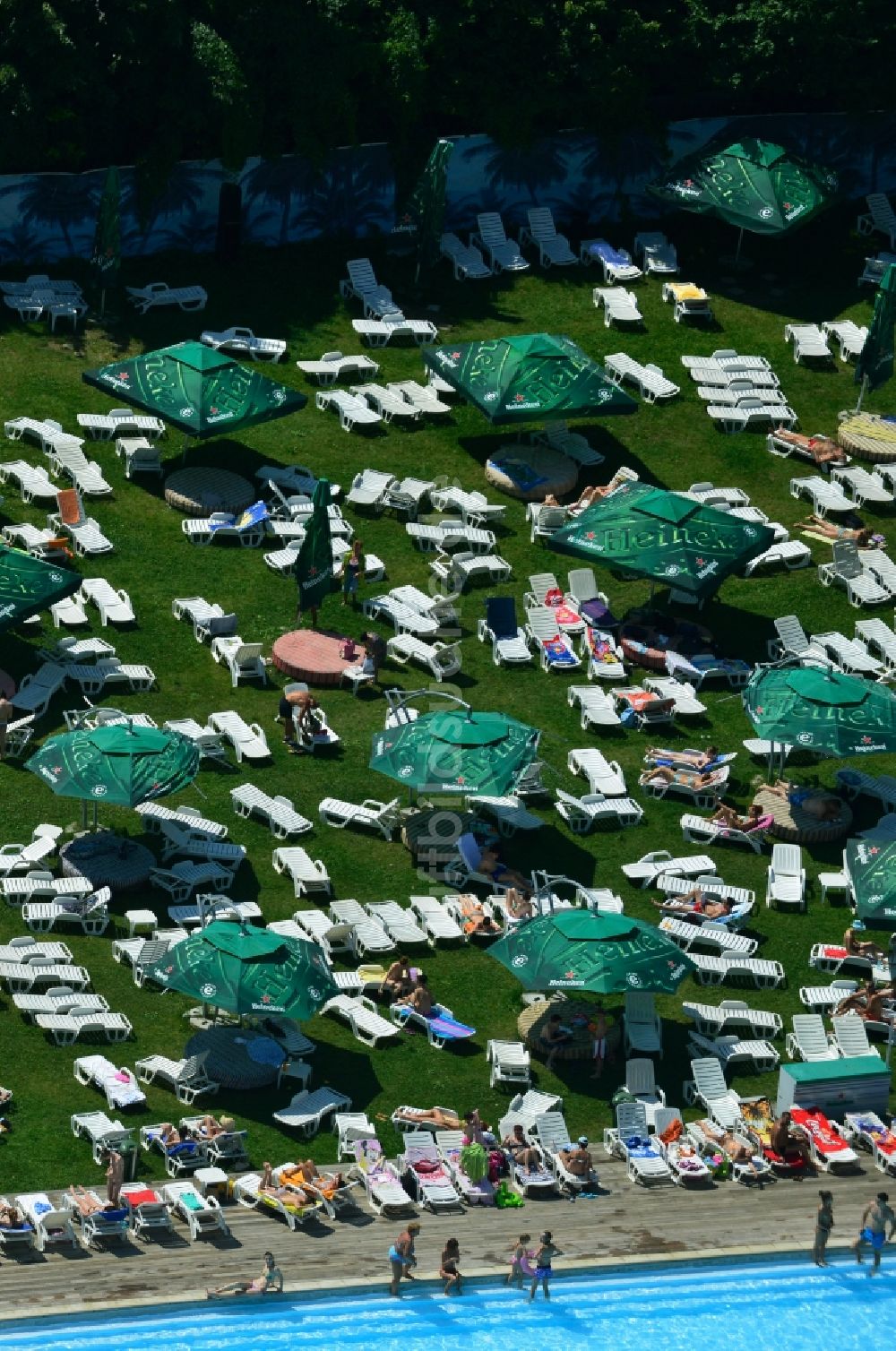 Bukarest von oben - Schwimmbecken und Liegewiesen im Freibad - Schwimmbad Strandul Tineretului in Bukarest in Rumänien