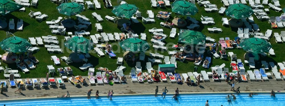 Bukarest aus der Vogelperspektive: Schwimmbecken und Liegewiesen im Freibad - Schwimmbad Strandul Tineretului in Bukarest in Rumänien