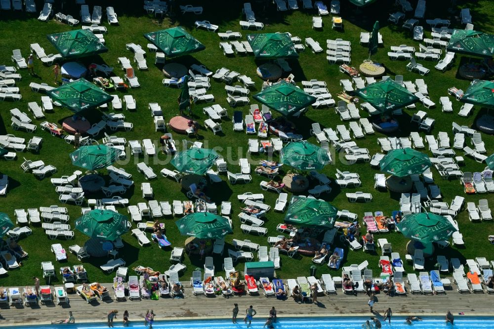 Luftbild Bukarest - Schwimmbecken und Liegewiesen im Freibad - Schwimmbad Strandul Tineretului in Bukarest in Rumänien