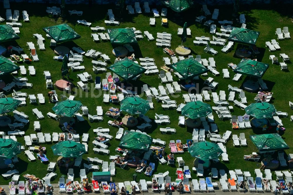 Luftaufnahme Bukarest - Schwimmbecken und Liegewiesen im Freibad - Schwimmbad Strandul Tineretului in Bukarest in Rumänien