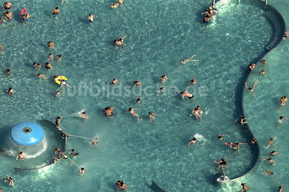 München von oben - Schwimmbecken und Liegewiesen des Freibades Westbad in München im Bundesland Bayern