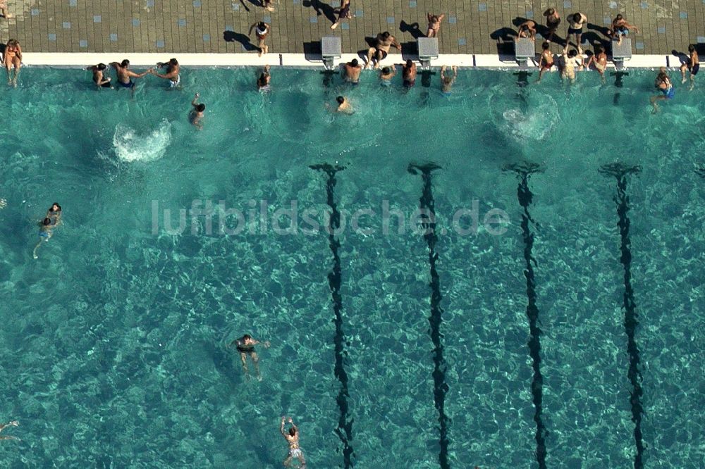 Luftbild München - Schwimmbecken und Liegewiesen des Freibades Westbad in München im Bundesland Bayern