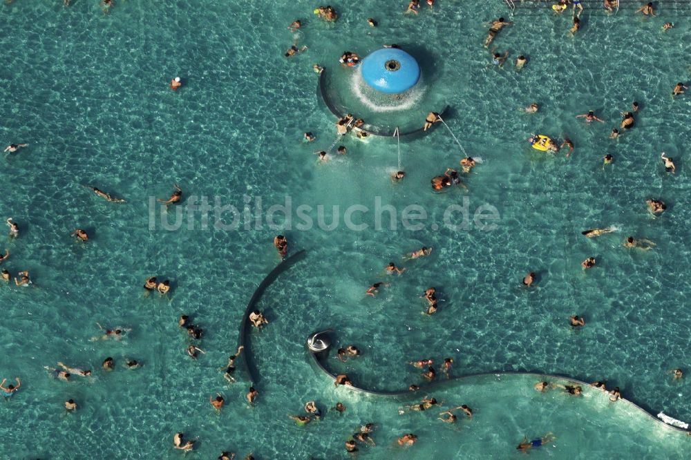 Luftaufnahme München - Schwimmbecken und Liegewiesen des Freibades Westbad in München im Bundesland Bayern