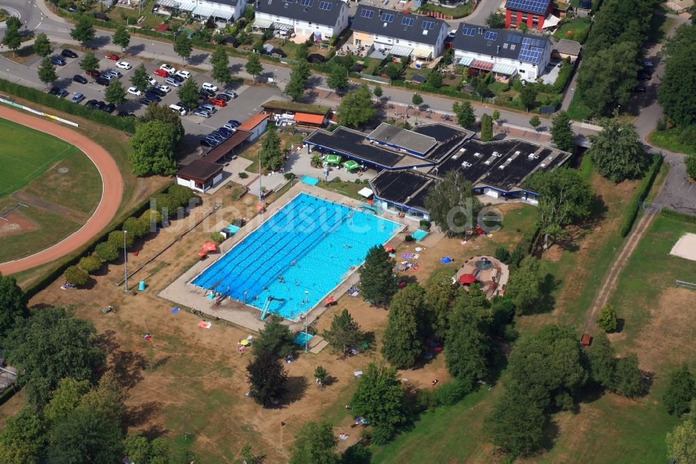 Luftaufnahme Schopfheim - Schwimmbecken und Liegewiesen des Schwimmbades in Schopfheim im Bundesland Baden-Württemberg, Deutschland