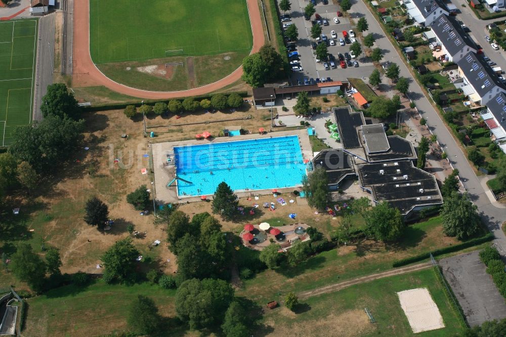 Schopfheim von oben - Schwimmbecken und Liegewiesen des Schwimmbades in Schopfheim im Bundesland Baden-Württemberg, Deutschland