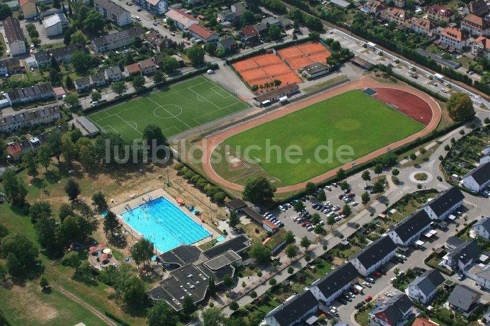 Schopfheim aus der Vogelperspektive: Schwimmbecken und Liegewiesen des Schwimmbades und die Sportanlagen im Oberfeld in Schopfheim im Bundesland Baden-Württemberg, Deutschland