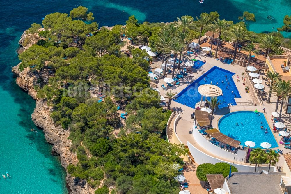 Cala D'or aus der Vogelperspektive: Schwimmbecken - Pool des Hotel Robinson Cala Serena in Cala D'or in Balearische Insel Mallorca, Spanien